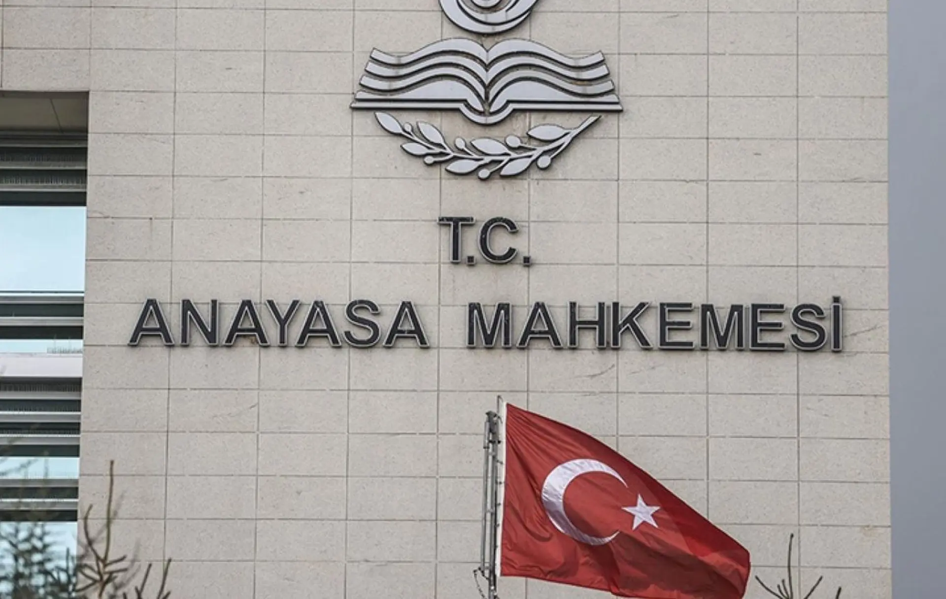 Anayasa Mahkemesi, Yükleniciden Tahsil Edilen Sözleşme Bedelinin Onbinde Beşi Oranında Tahsil Edilen Kurum Payının “Hiçbir Durumda İade Edilmez” Hükmünü İptal Etti!